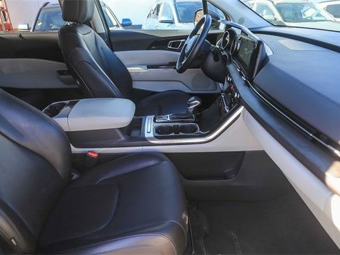 Certified 2024 Kia Carnival EX image 16