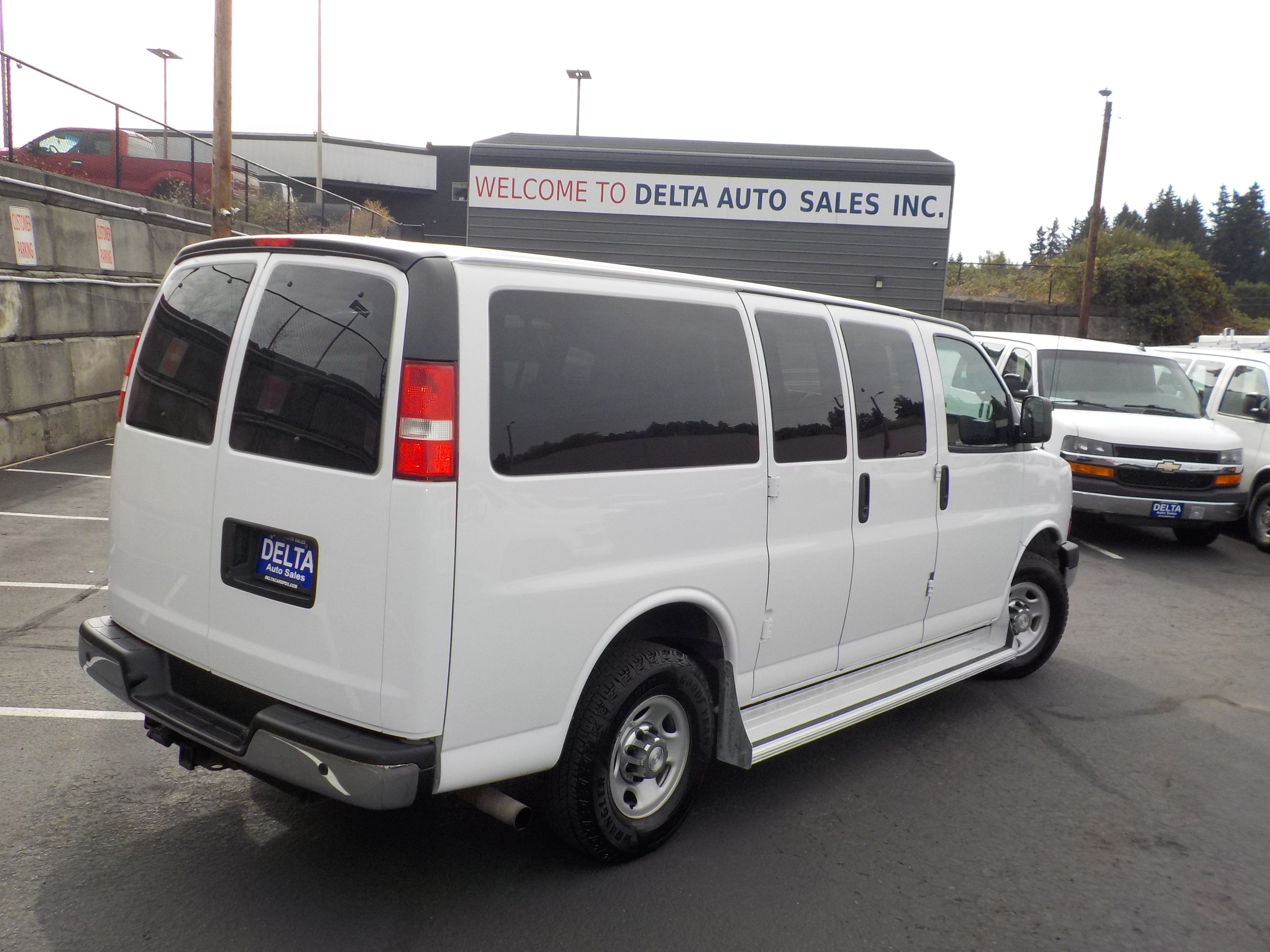 Used 2017 Chevrolet Express 3500 LT w/ LT Preferred Equipment Group RWD image 8