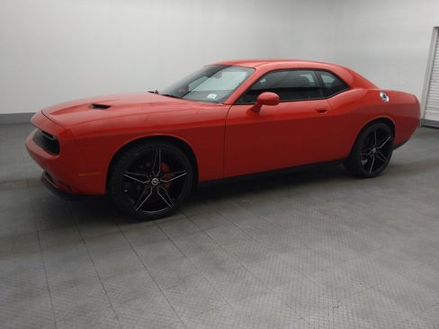 Used 2016 Dodge Challenger SXT RWD image 2