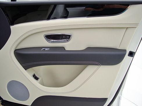 Certified 2023 Bentley Bentayga Extended Wheelbase image 47