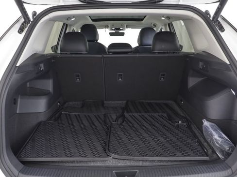 Used 2026 Volkswagen Tiguan SE w/ Panoramic Sunroof Package AWD/4WD image 17