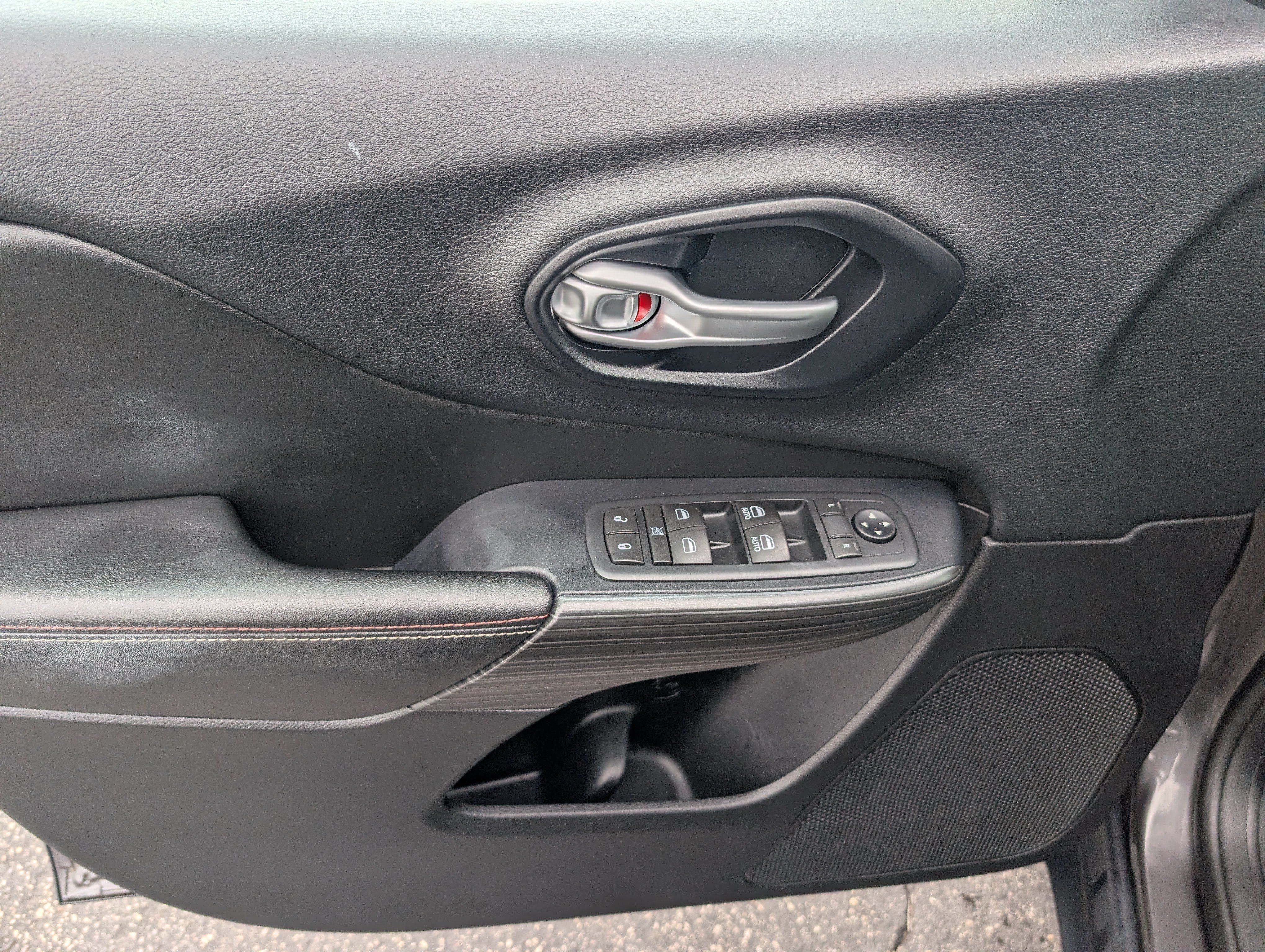 Used 2016 Jeep Cherokee 75th Anniversary FWD image 10