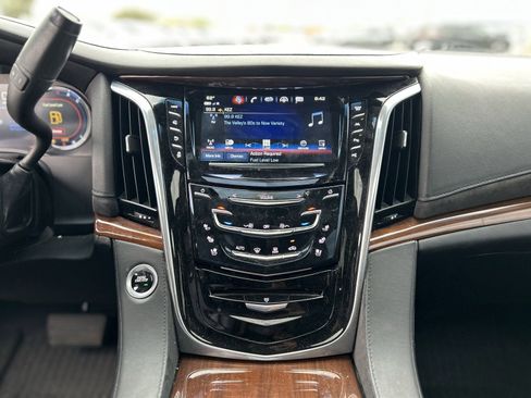 Used 2019 Cadillac Escalade Premium Luxury image 19