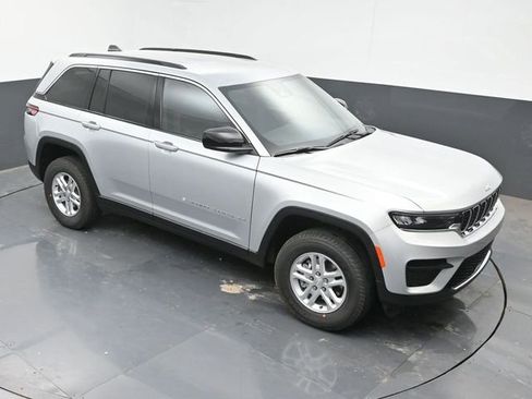 Used 2025 Jeep Grand Cherokee Laredo AWD/4WD image 37