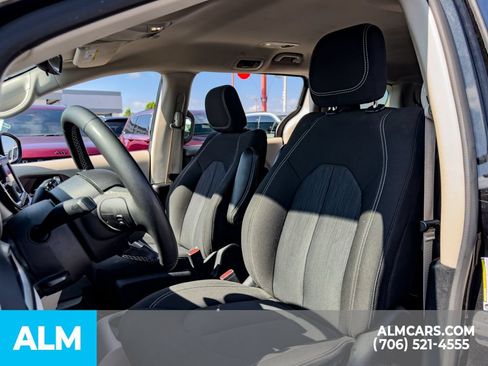 Used 2023 Chrysler Voyager LX FWD image 8