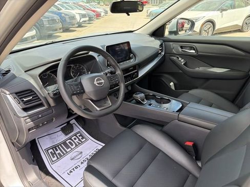 Used 2025 Nissan Rogue SV w/ SV Premium Package image 10