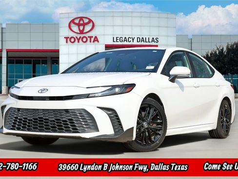 Used 2025 Toyota Camry SE FWD image 1