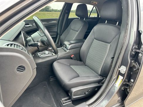 Used 2022 Chrysler 300 Touring w/ Sport Appearance Package RWD image 11