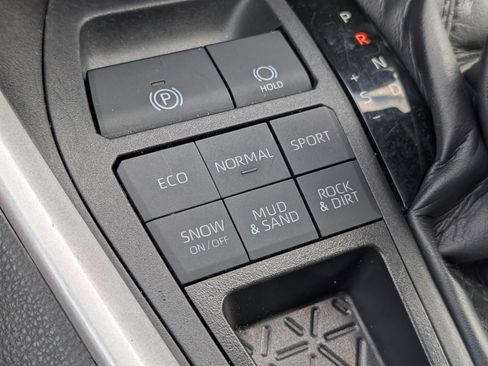 Used 2025 Toyota RAV4 XLE AWD/4WD image 25