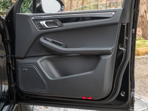 Certified 2025 Porsche Macan AWD/4WD image 28