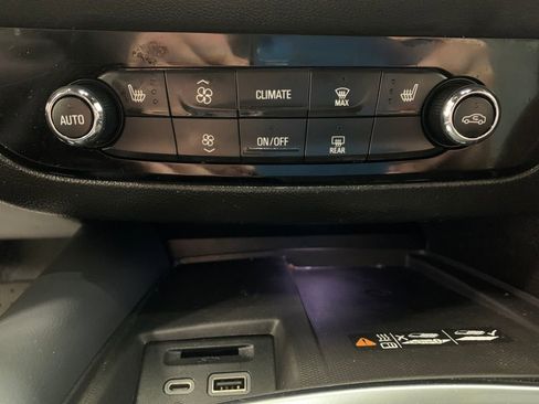 Used 2022 Buick Enclave Essence image 10