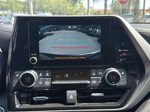 Used 2024 Toyota Highlander XLE AWD/4WD image 24