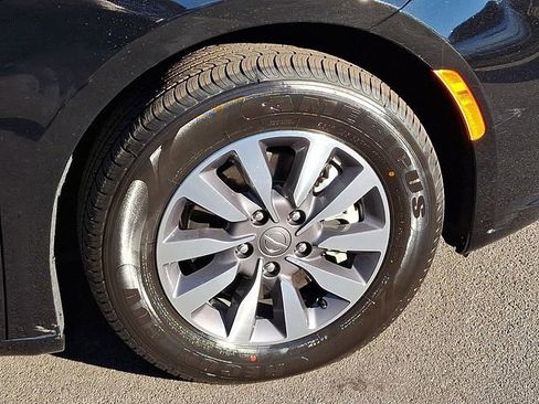 Used 2024 Chrysler Pacifica Limited FWD image 7