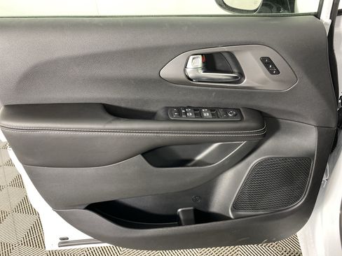 New 2026 Chrysler Pacifica Select AWD/4WD image 11