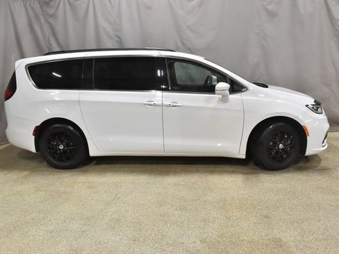 Certified 2022 Chrysler Pacifica Touring-L image 3