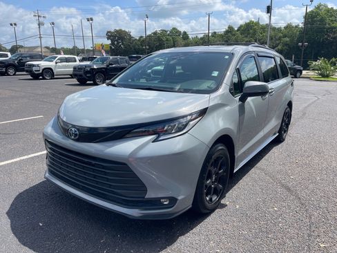 Used 2025 Toyota Sienna XLE Woodland Edition AWD/4WD image 3