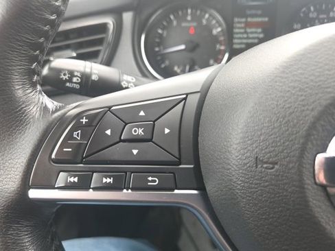 Used 2017 Nissan Rogue SV w/ SV Premium Package image 38