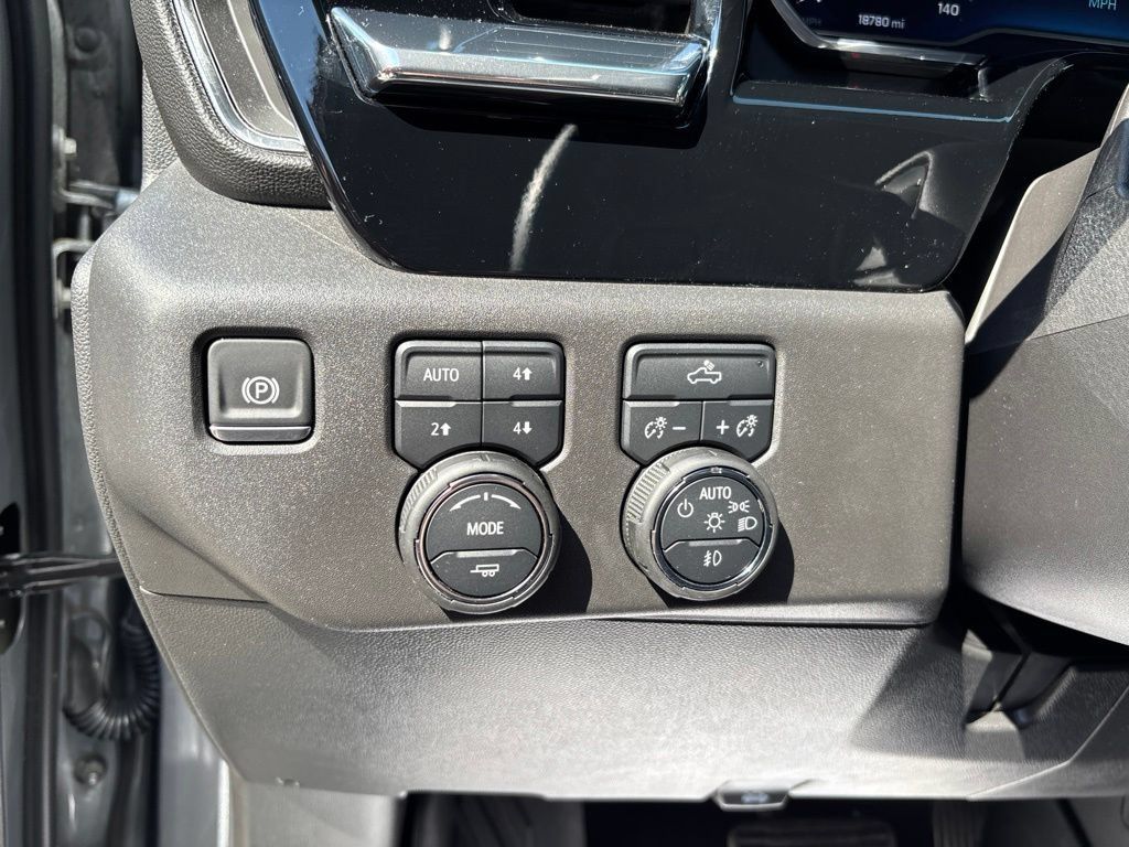 Used 2025 Chevrolet Silverado 1500 LT Trail Boss w/ LPO, Dark Essentials Package AWD/4WD image 36