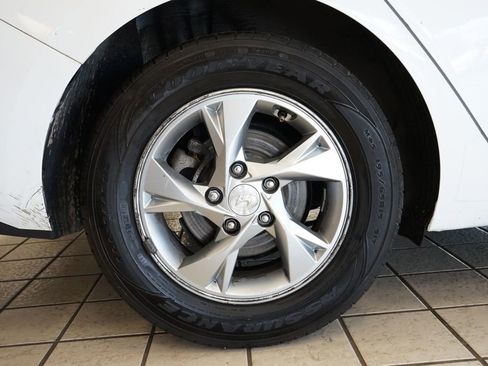 Used 2021 Hyundai Elantra SE FWD image 46