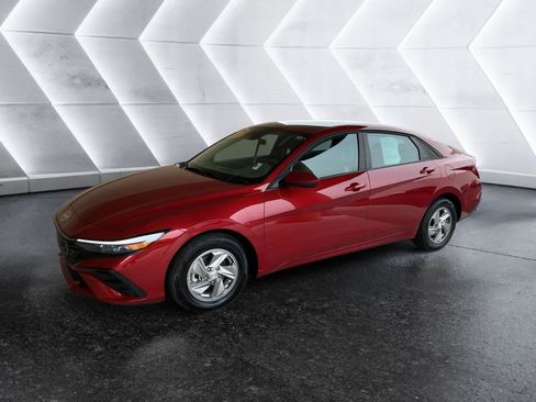 Certified 2025 Hyundai Elantra SE image 2