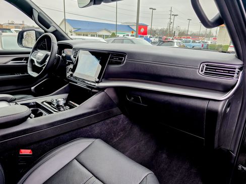 Used 2024 Jeep Wagoneer L Series II w/ Convenience Group I image 8