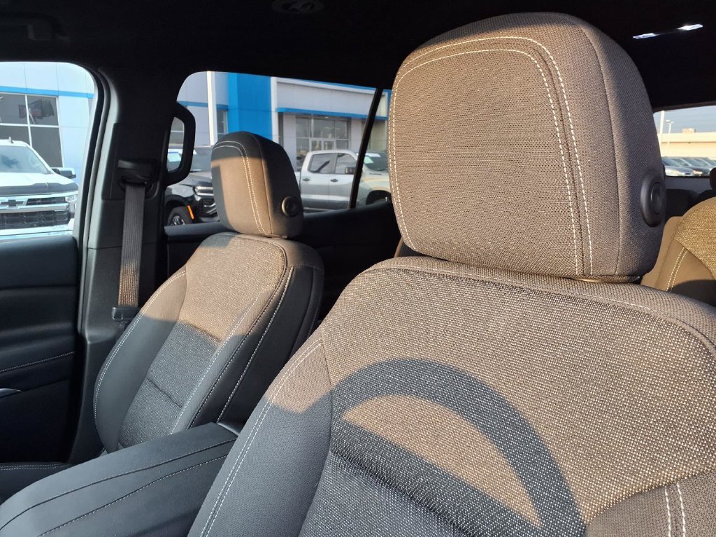 Used 2025 Chevrolet Traverse LT w/ Driver Confidence Package FWD image 17