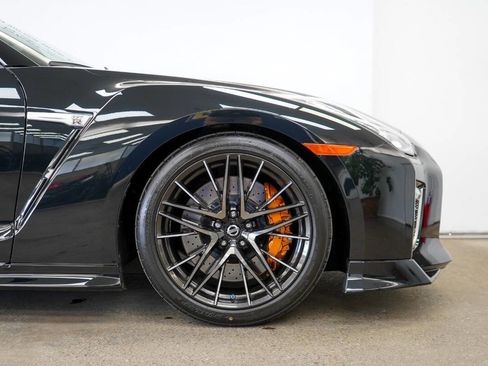 Used 2021 Nissan GT-R Premium image 16