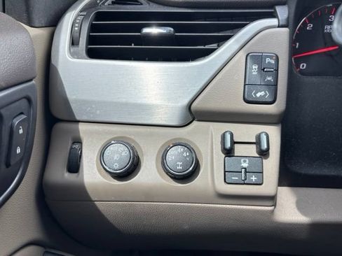 Used 2016 GMC Yukon XL SLT w/ Open Road Package AWD/4WD image 21