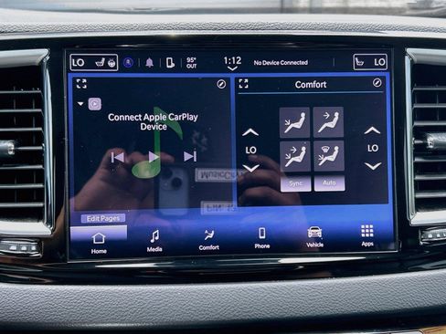 Used 2024 Chrysler Pacifica Touring-L FWD image 32