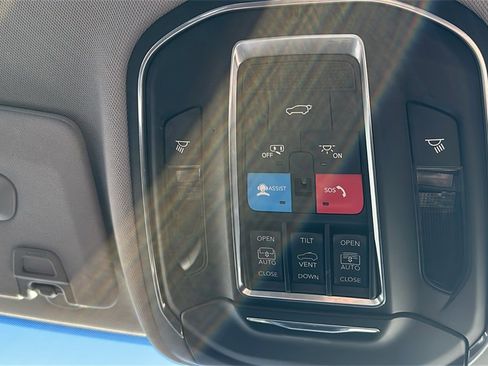 Used 2023 Jeep Grand Cherokee Limited w/ Black Appearance Package image 25