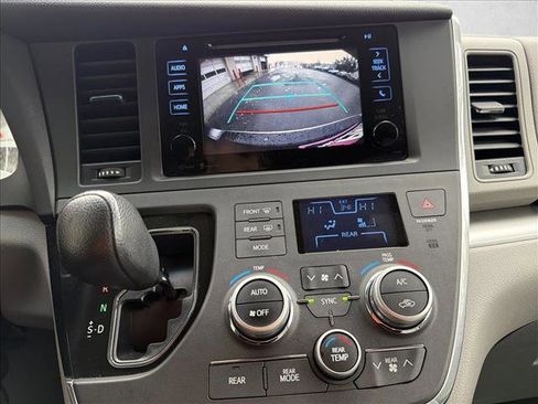 Used 2015 Toyota Sienna LE image 20