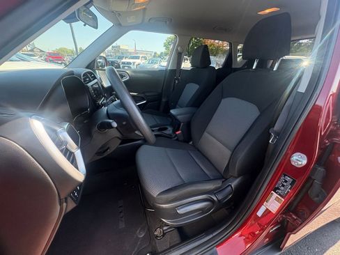 Used 2025 Kia Soul LX w/ LX Technology Package FWD image 34