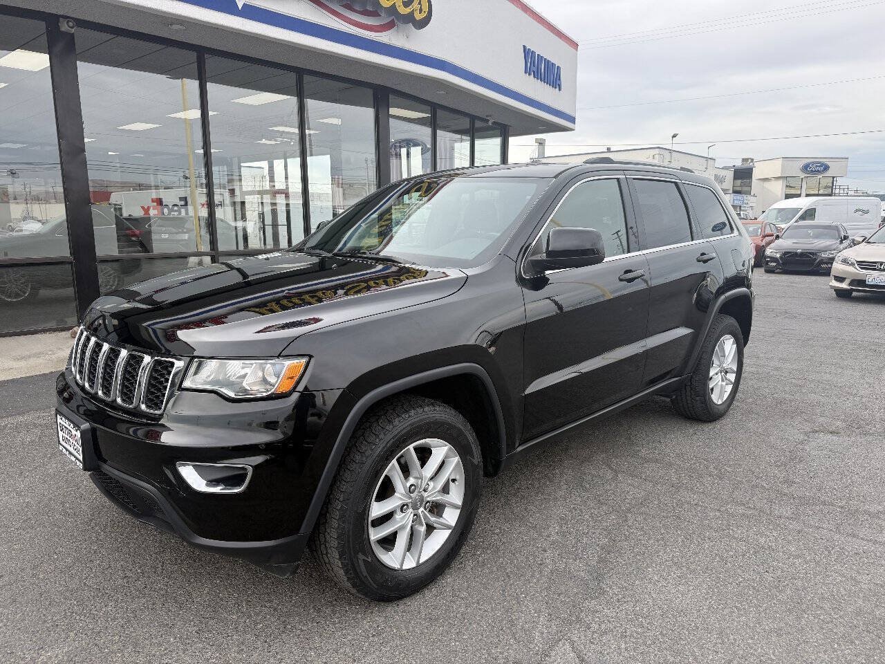 Used 2018 Jeep Grand Cherokee Laredo AWD/4WD image 1