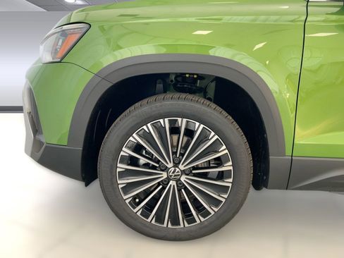 New 2026 Volkswagen Taos SE image 12