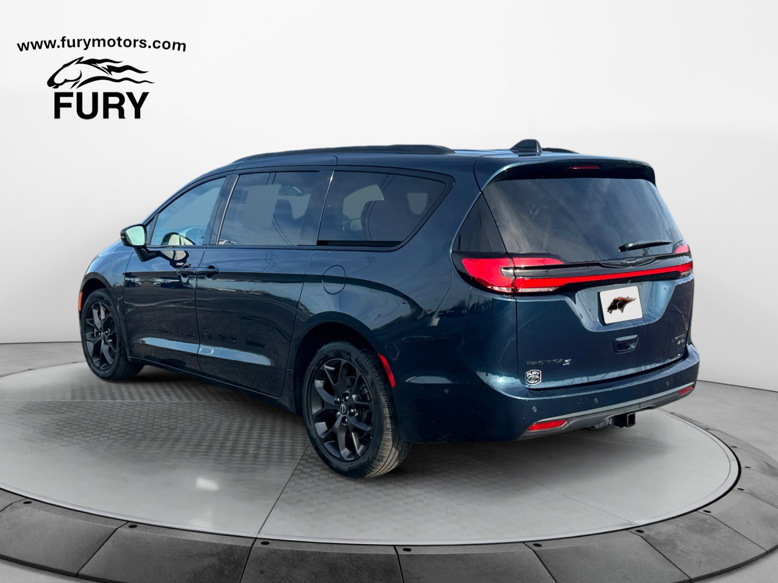 Used 2025 Chrysler Pacifica Limited w/ Trailer Tow Group AWD/4WD image 6