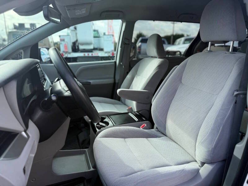 Used 2018 Toyota Sienna LE FWD image 13