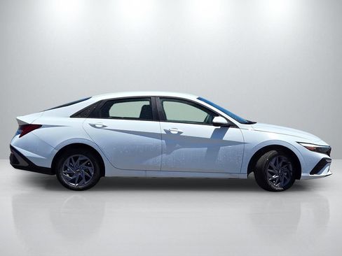 New 2026 Hyundai Elantra Hybrid FWD image 3