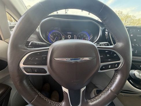 Used 2021 Chrysler Pacifica Touring w/ Cold Weather Group FWD image 24