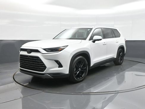 Used 2024 Toyota Grand Highlander AWD image 3