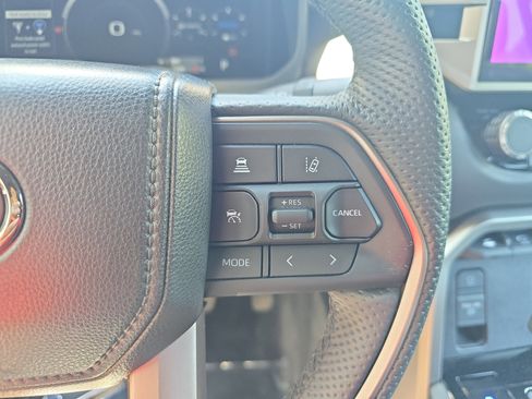 Used 2025 Toyota Tundra Limited AWD/4WD image 19