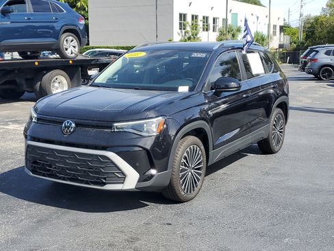 Used 2025 Volkswagen Taos SE w/ Panoramic Sunroof Package image 31