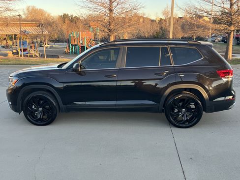 Used 2023 Volkswagen Atlas SE w/ Black Wheel Package image 7
