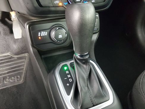 Used 2023 Jeep Renegade Latitude AWD/4WD image 18