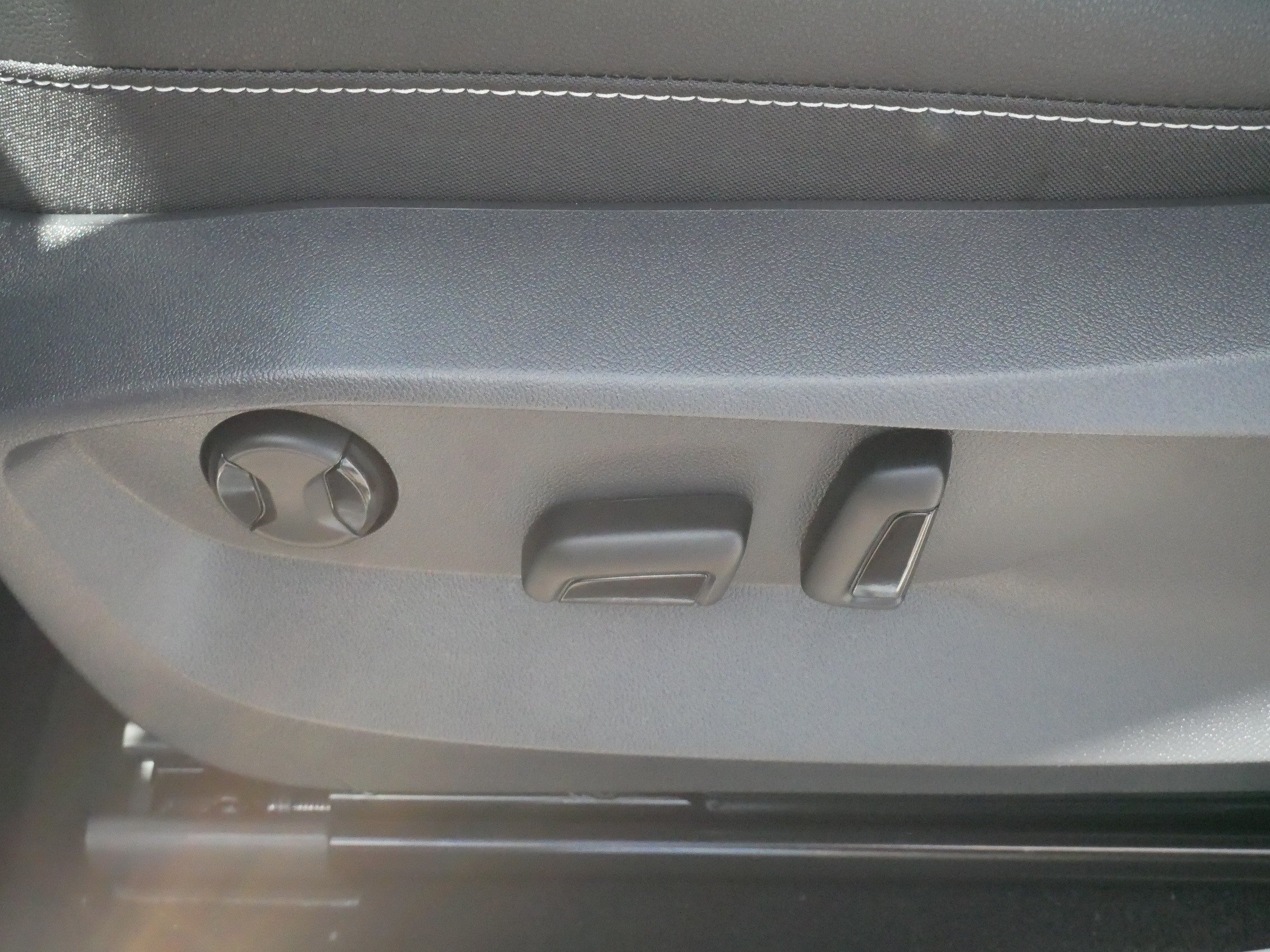 Certified 2025 Volkswagen Taos SEL AWD/4WD image 20
