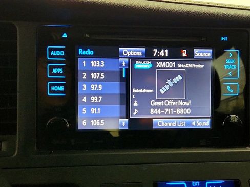 Used 2017 Toyota Sienna SE Premium image 18