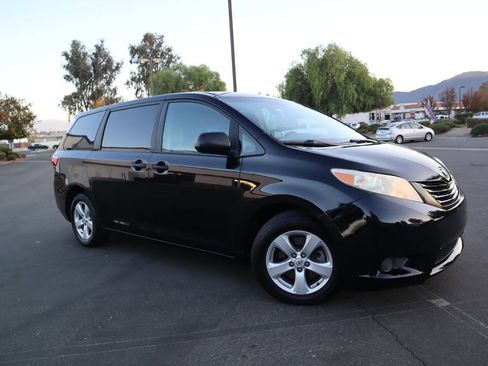 Used 2015 Toyota Sienna L image 4