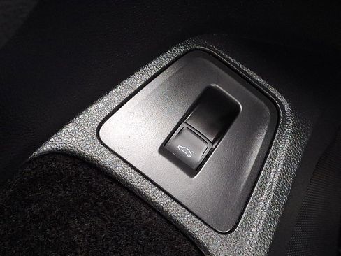 Used 2022 Volkswagen Tiguan SE R-Line image 27