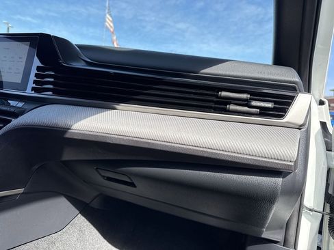 Used 2025 Toyota Camry SE w/ Convenience Package image 24