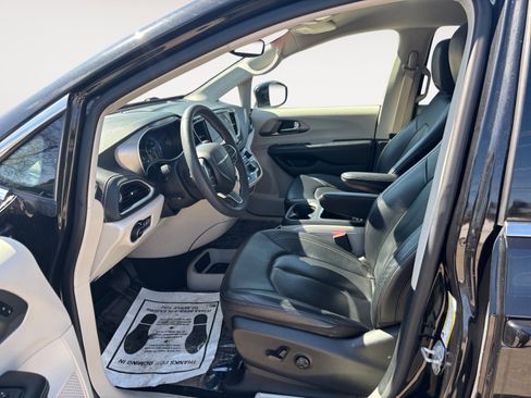 Used 2022 Chrysler Pacifica Touring-L AWD/4WD image 9