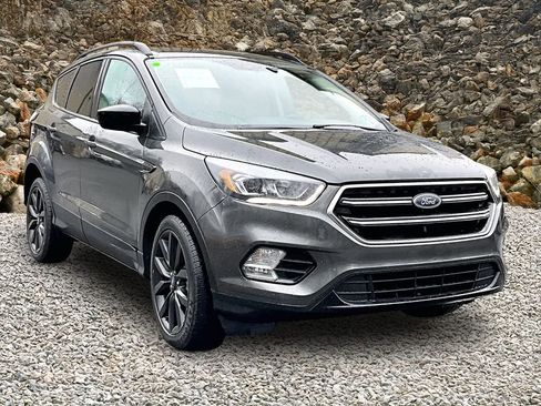 Used 2018 Ford Escape SE w/ SE Sport Appearance Package image 9